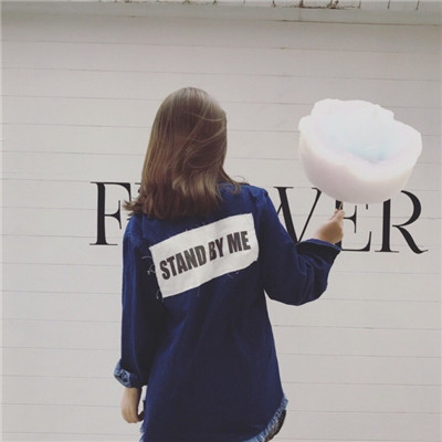 女生面向大海背影头像