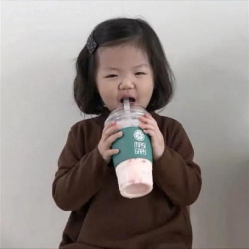 情侣头像一男一女喝水