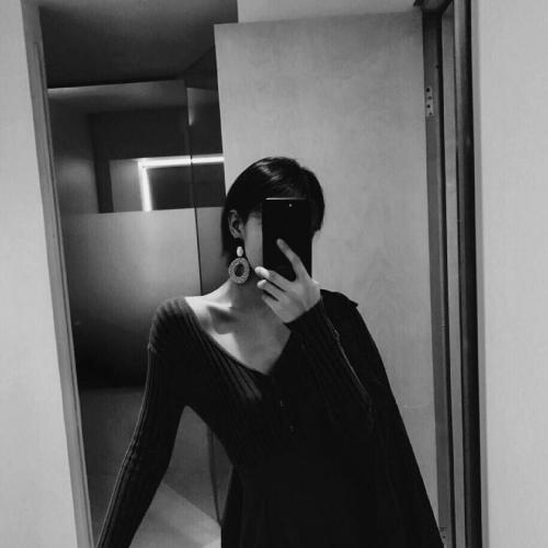 女头气质高级感头像黑白