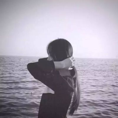微信头像女背影海边沙滩