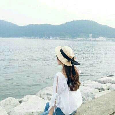 2023唯美海边女生背影头像