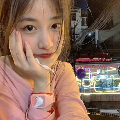 笑得很治愈的女生头像