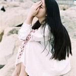 唯美小清新女生侧脸抱花头像