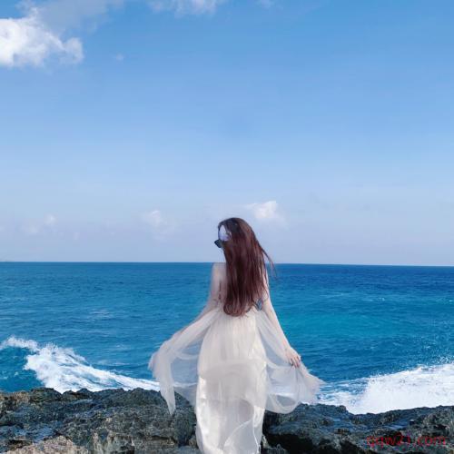 2022年女背影海边微信头像图片