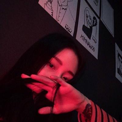 红色头像女