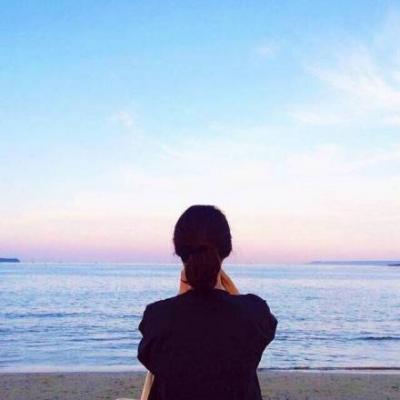 微信头像女背影海边沙滩
