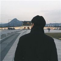 头像男背影沙滩