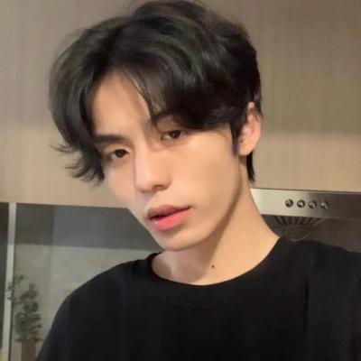 不容易撞头像的小众头像男