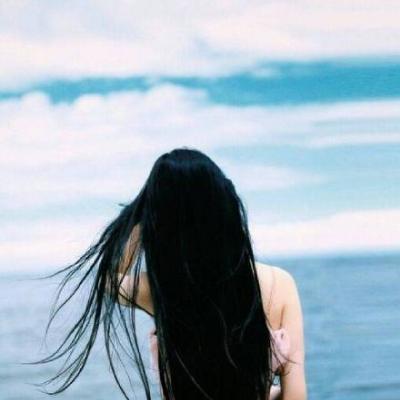 海边坐着背影头像女