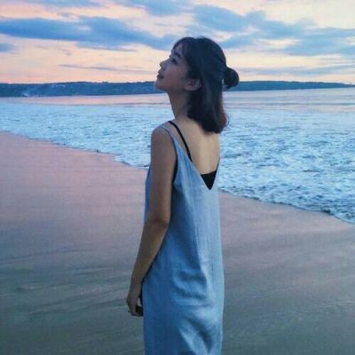 海边背影女唯美头像