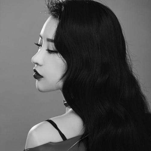 头像女背景黑色