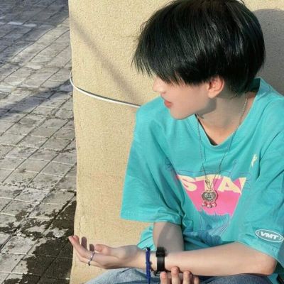 干净有意境的头像男生