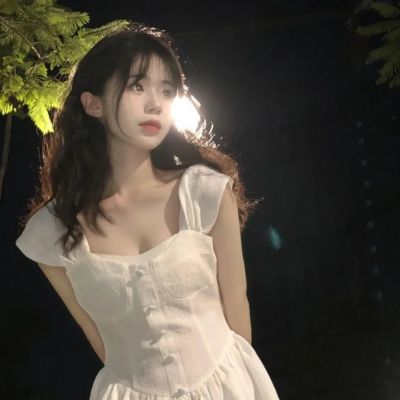 手机挡脸头像女仙气十足