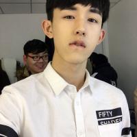笑得很治愈的头像图片男生
