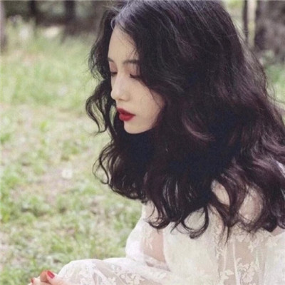 qq头像女拿手机遮脸