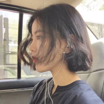 女性简单大气的微信头像