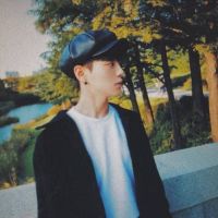 男生头像伤感哭泣图片