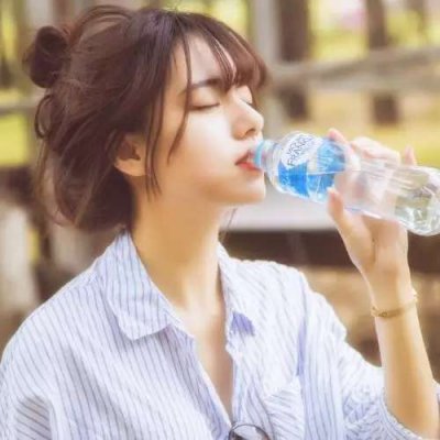 2023年最火的头像图片女淋雨