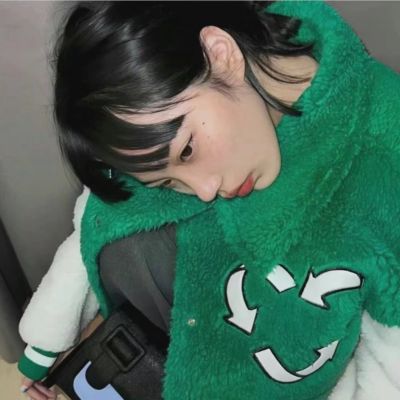 2023年超火的真人绿色头像女