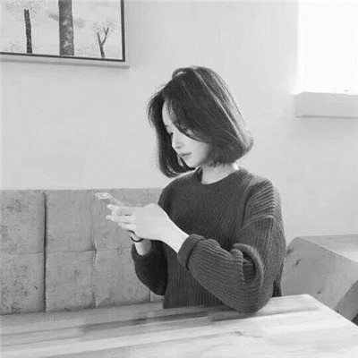 黑白线条简约头像女生