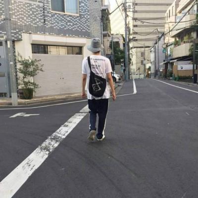 有品位的微信头像男 背影