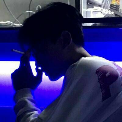 头像男伤感醉酒