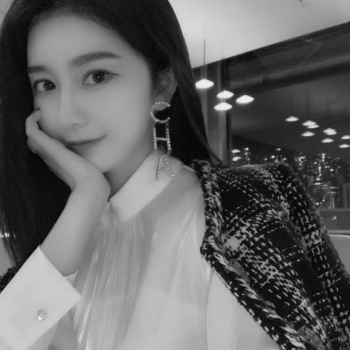 女头气质高级感头像黑白