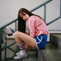 亲吻雕像的女生头像