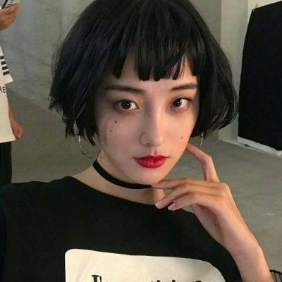 2023女生头像霸气高冷拿手机
