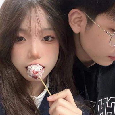 白底简约笑脸头像